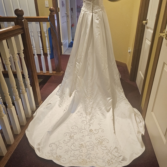 NWT Sample Demetrios White Wedding Dress Size 10 - Picture 3 of 9